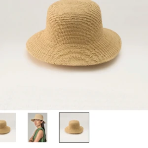 Beige stråhatt från Helen Kaminski - Snygg beige stråhatt från Helen Kaminski med bred brätte. Perfekt för soliga dagar och ger en stilren look. Tillverkad i Australien och har en klassisk, tidlös design. Kostar Igentligen 265 dollar på deras hemsida 