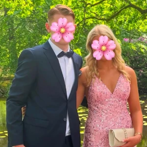 Balklänning med paljetter - Säljer min systers jättefina balklänning. Den är i bra skick och köptes på Linnégatan i Göteborg. 🥰Skulle säga att den motsvarar en M