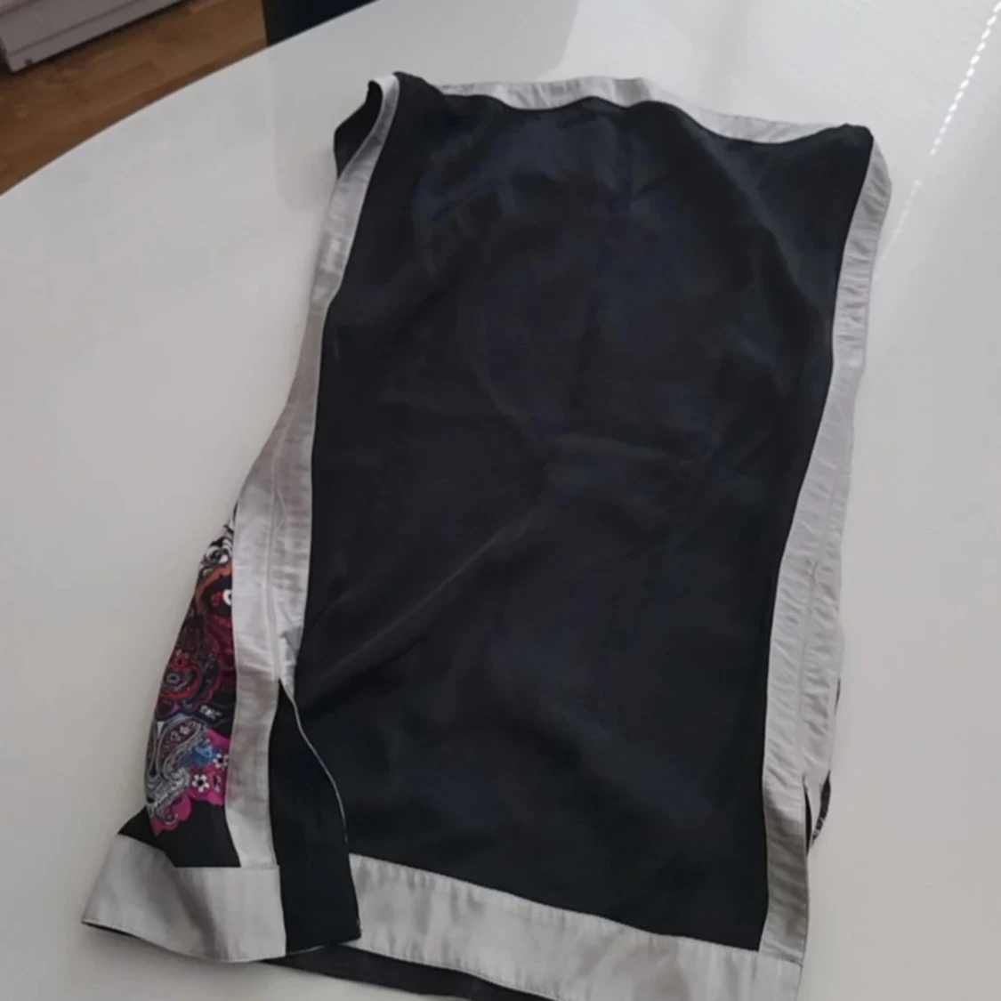 Mönstrad svart och röd siden blus från Bebe - 1