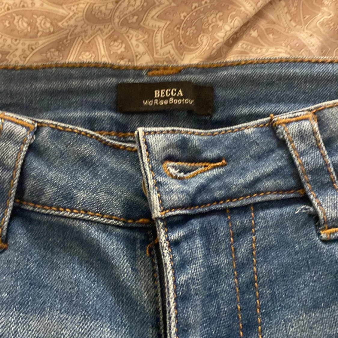Blå bootcut jeans från Becca - 2
