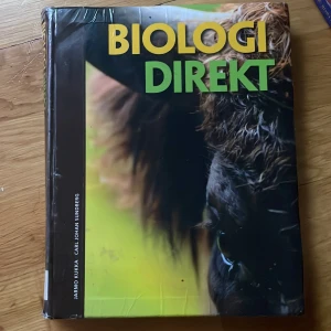 Biologi Direkt - Läroboken 'Biologi Direkt' är en svensk biologibok med omslag i grönt, gult och svart. Boken är anpassad till Lgr 11 och innehåller åtta kapitel med faktatexter, sammanfattningar och övningar. Författare: Jarno Kuska och Carl-Johan Sundberg.