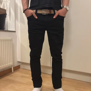 Nya Nudie Jeans - Svarta nudie jeans i nyskick, använd enstaka gånger. Storlek: W30, L32, Skick: 10/10, färg: Black black. Skriv vid minsta lilla fråga! 🗣️🗣️😄