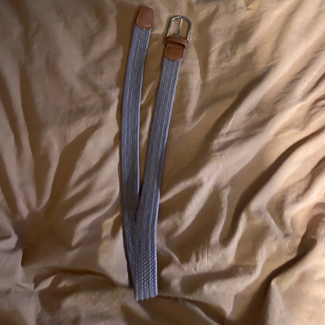 Grått flätat bälte med bruna skinn-detaljer - 3