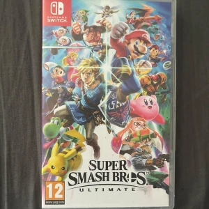 Super Smash Bros. Ultimate till Nintendo Switch - Säljer Super Smash Bros. Ultimate till Nintendo Switch. Inköpt för flera år sedan men spelet är fullt fungerande och i bra skick. Fodralet har ett hål i sig men inget som påverkar självaste spelet. Bara att kontakta om du har frågor. Säljs pga att jag ej använder det längre.