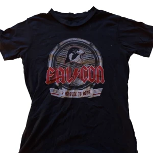 Falcon beer T shirt - Rolig Falcon t shirt hittad second hand , aldrig använt själv. Storlek S 💕