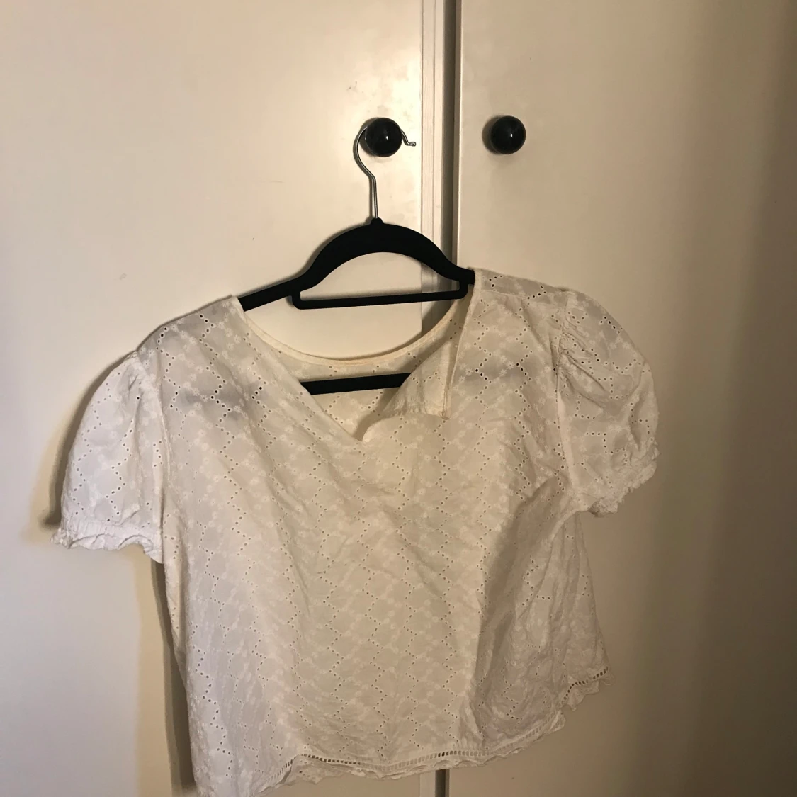 Vit broderad blus med kort ärm - 1