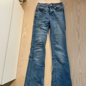Blå bootcut jeans från Zara - Snygga blå jeans från Zara i klassisk bootcut-modell. Mid-high waist🥰