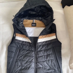 Boss väst med luva - Riktigt fin väst från boss, den är i väldigt bra skick. Kvitto finns. 