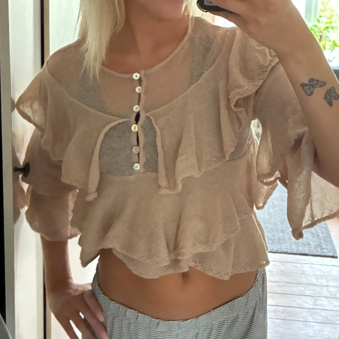 Beige volangblus med knappar - 1