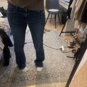 Lågmidjade Jeans - Lågmidjade Jeans i bootcut, de är från Esprit men köpta på Boozt för flera år sen. Det var min gamla favorit jeans men säljer pga att de är för stora. De har använts men har inga defekter, i bra skick. Det står inte heller någon storlek på lappen men skulle säga att det passar L/XL. Kontakta mig vid frågor💕😊