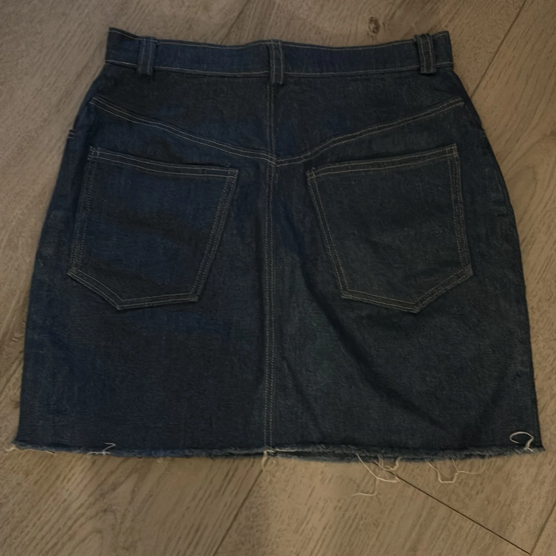 Mörkblå jeanskjol med rå kant - 2