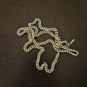 Silverkedja för herr. 55 cm, 4 mm, 925 sterling silver - Säljer en silverkedja som jag köpte ett år sedan för 1500 kr på Ur och penn. Den är 55 cm lång och 4 mm bred och gjord av äkta 925 sterling silver. Sedan jag köpte den har den knappt används så den är i helt ny skick. Den passar i princip till alla plagg som en accessoar. Priset går att diskutera och skriv vid frågor.