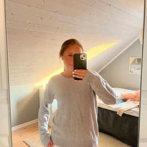 Ljusgrå stickad tröja  - Supermjuk ljusgrå stickad tröja. Perfekt basic att ha i garderoben, passar till allt och är enkel att styla. Knappt använd så den är i bra skick. 