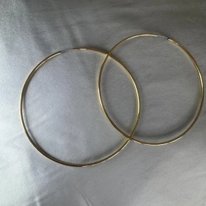 Guld mega hoops örhängen - Stora ring hoops örhängen helt nya i guldfärgad metall. Omkrets 10cm   Snabb frakt postar samma dag eller dagen efter ✨