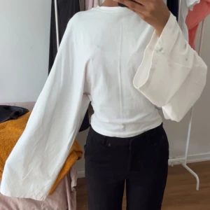 Vit tröja - Säljer denna vita trendiga tröja från lager 157 som aldrig är använd❣️