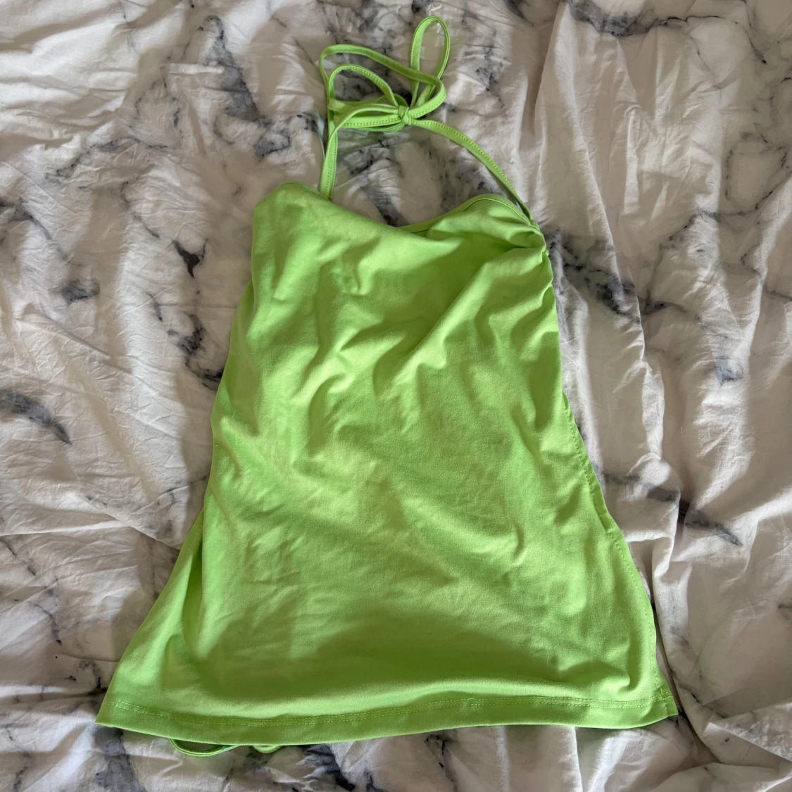 Limegrön linnetopp med knyt