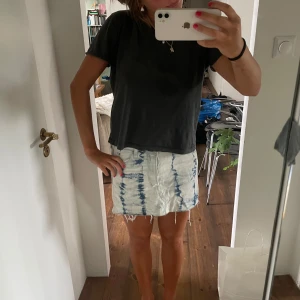 Vit och blå tie-dye jeanskjol  - Säljer en as cool tie-dye  jeanskjol från H&M, knappast använd  