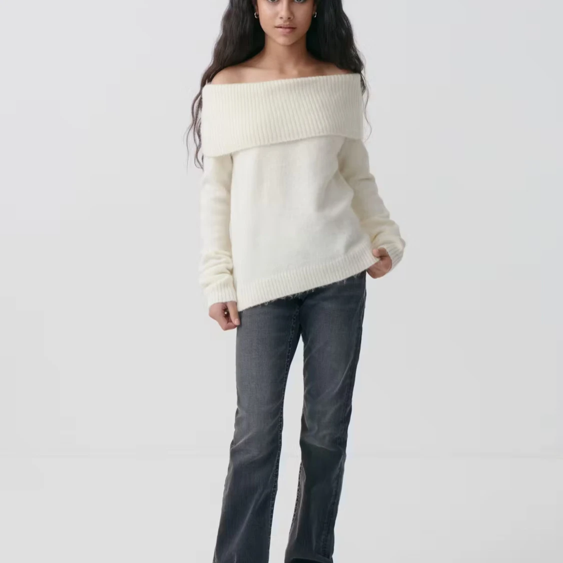 Offshoulder stickad vit tröja