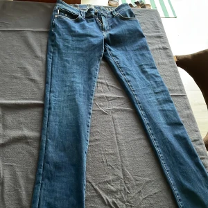 Blå Replay jeans straight fit - Snygga blå jeans från Replay med klassisk femficksdesign och raka ben. Jeansen har detaljer som broderad text vid gylfen och  kontrastsömmar. Tillverkade i mjukt denimtyg som sitter skönt hela dagen.