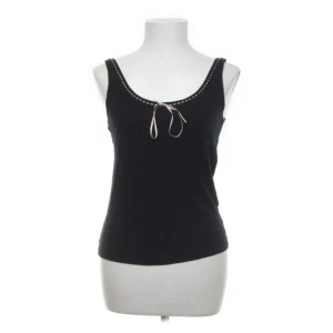 Svart linnetopp med rosett från Munthe plus Simonsen - Svart linnetopp från Munthe plus Simonsen med ljusrosa dekorativa sömmar längs urringningen och en söt rosett fram. 