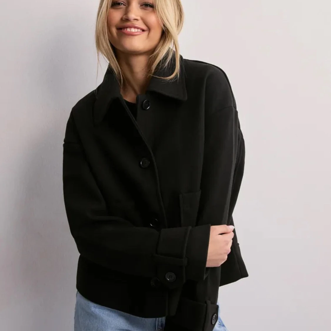 Svart kort rock med stora knappar från Nelly 