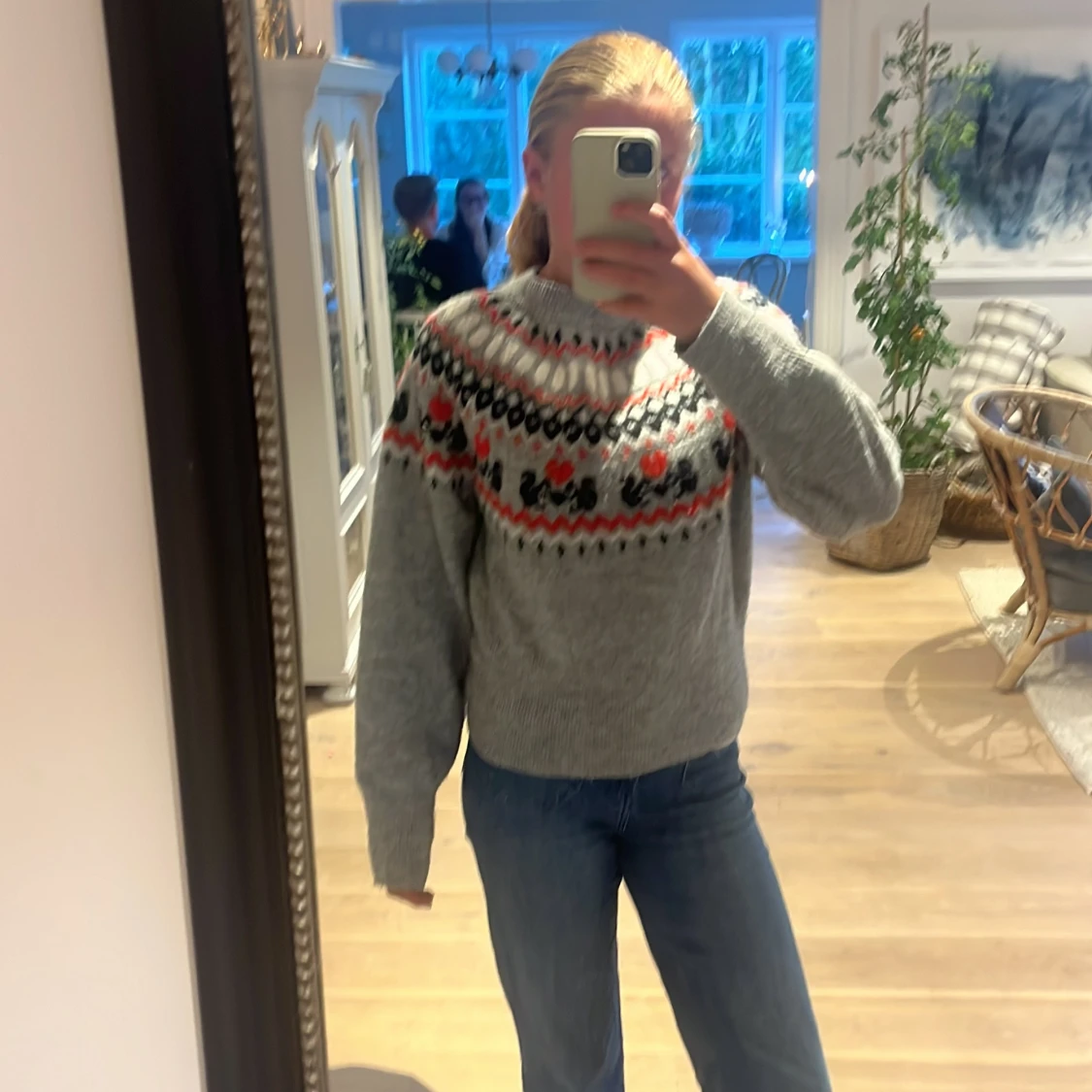 Grå stickad tröja med mönster