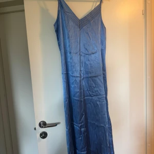 Satin maxi klänning - Ljusblå klänning i satin, maxi, passar 165-170. Storlek S - m  knappt använd 