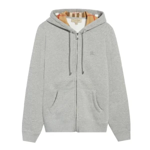 Burberry Hoodie  - En grå Burberry hoodie som är i ett väldigt bra skick, sjukt stilren och perfekt på kalla sommarnätter eller nästan vilket annat tillfälle också. Den är använd ett par gånger men inget man märker på hoodien alls. Den har inga fläckar över huvudtaget. Har ni några fler frågor är det bara att skriva🫡