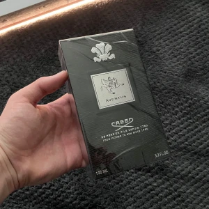 Creed Aventus Eau de Parfum 100ml Oöppnad Parfym - Hypad parfym på TikTok och en riktig favorit bland de dyrare parfymerna. 100ml flaska med fruktiga och rökiga toner. Passar året runt och både vardag & fest. Säljes till bra pris!