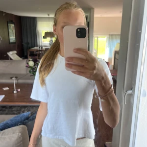 vit topp - såå söt topp med öppen rygg och rosetter🎀🎀💝💝❣️