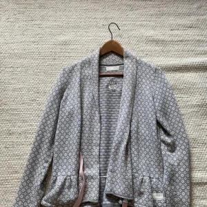 Odd Molly kofta - Supersöt odd Molly kofta som jag köpte förra året. Älskar den verkligen men den kommer sällan till användning. Endast envänd ett fåtal gånger.