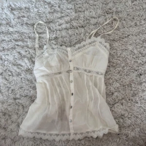 Sommar topp - Säljer denna så fina och trendiga Zara topp! Passar tyvär inte längre, bra skick!! Sälja inte längre!🌟
