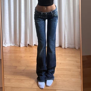 Lågmidjade bootcut jeans - Vintage från Dsquared2💓(italiensk strl 40 vilket motsvarar s). Midja 40 innerben 88 jae 165. Kolla min profil för mer jeans⭐️
