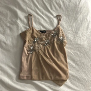 Rosa/Beige topp - Supersöt ljusrosa linnetopp från Vero Moda med tunna axelband. Fina silver detaljer🍋‍🟩