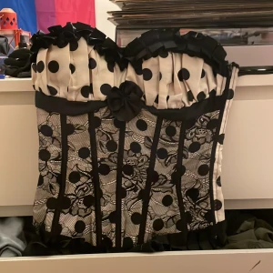 Polka dot corset - Jag köpte denna på secondhand för jag tyckte den va så fin. Märkte inte att den var L. Har haft på en-två gånger. Köpte för runt 300kr