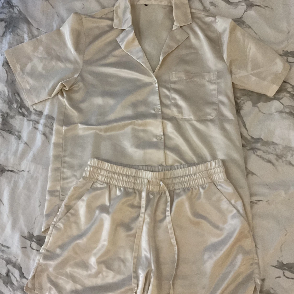 Silkesblanka vita pyjamasshorts - 1