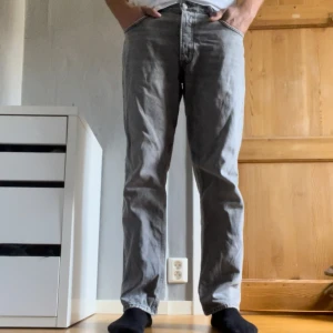 Jeans - Ett par riktigt fräscha jeans från Zara | dem är använda men skicket är så gott som nytt 10/10 | strlk 44 men dem sitter perfekt vid midjan på mig som bär 32 