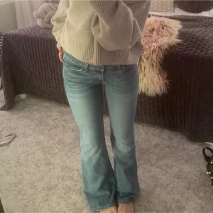  Blåa vinted bootcut jeans - jag säljer ett par snygga vinted jeans i storlek 36/38. De har 1 litet hål mellan benen och är lite slitna längst ner vid benen därav priset, hålet och slitningarna kan du se på bild 3 & 4. (Första bilden är inte min) 