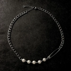 Handgjort halsband  - Handgjort halsband med glaspärlor.  Längd-38cm +5cm.