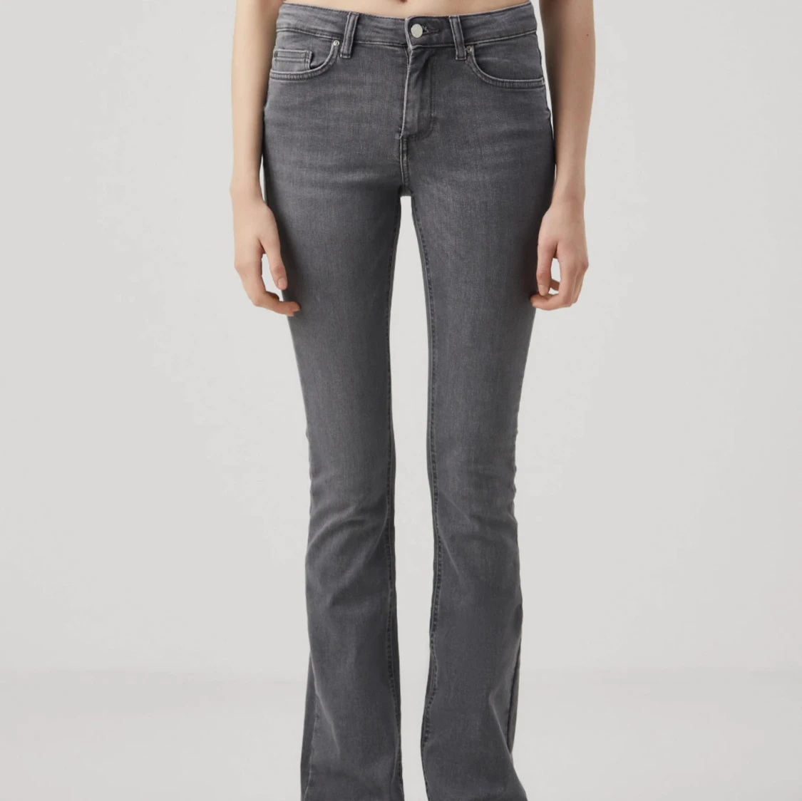 Grå bootcut jeans med hög midja