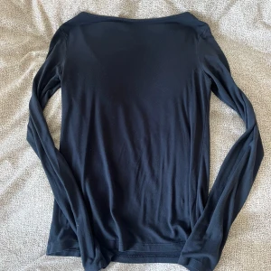 Svart långärmad tröja från 157 - En basic svart långärmad tröja från 157 i mjukt bomullsmaterial. Tröjan har en enkel och clean design utan tryck eller detaljer. kommer aldrig till användning 💙