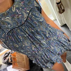 Blå paisleymönstrad klänning Zadig & Voltaire - Supersöt blå kortklänning från zadig & Voltaire som tyvärr inte kommer till användning. Så snygg nu till sommaren 😍