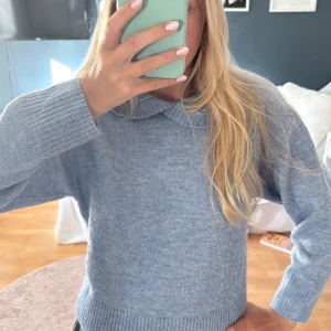 Ljusblå stickad hoodie  - Mysig grå stickad hoodie från Lindex med långa ärmar och ribbade muddar. Lite nopprig men inget som märks när man har på sig den!!🥰(passar XXS/xs