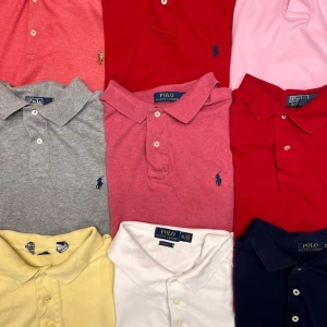 Färgglada Polo Ralph Lauren pikétröjor - Säljer ett gäng klassiska pikétröjor från Polo Ralph Lauren i olika färger som röd, rosa, blå, grå, vit, gul och marinblå. Alla har kort ärm, krage och knappar framtill samt den ikoniska broderade loggan på bröstet. Perfekt för dig som gillar stilren och sportig look.500kr/st