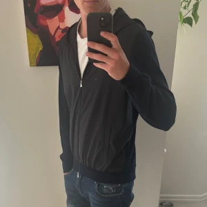 Rose & Born Cardigan - Tja säljer nu denna riktigt snygga mörkblåa Rose and Born cardiganen i nyskick! Kostar ca 8000kr nypris och den ar i storlek L (52 men sitter som 50). Hör av er vid frägor eller funderingar:)