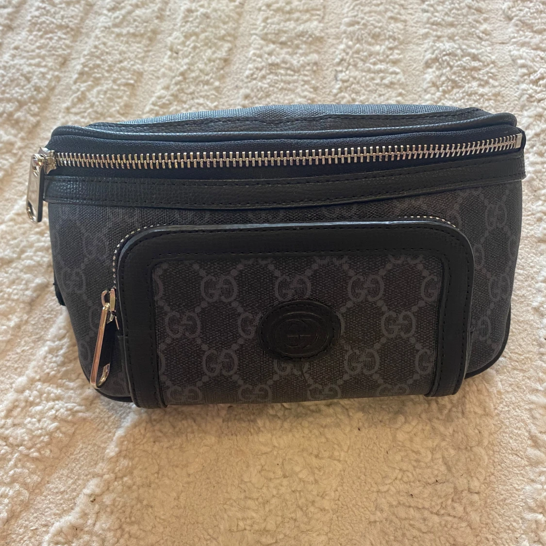 Svart Gucci axelväska med monogram