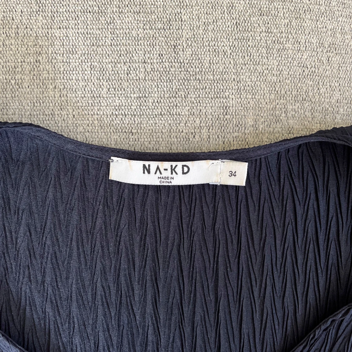 Mörkblå blus med volang från NA-KD - 3