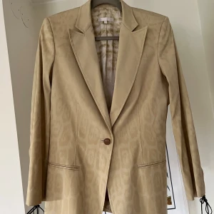 Kavaj från Roberto cavalli - Supersnygg, gissar på tidig 2000-tal 🌸 liten i storleken