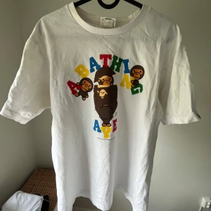  BAPE t-shirt  - Vit Bape; storlek M. Använd en del så säljer billigt, går att få fräschare med bra tvätt o omsorg. 