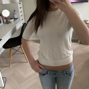 Vit stickad T-shirt - En jätteskön och gullig vit tröja ifrån Lager 157 i st XS. Den är nästan som en T-shirt men lite tjockare, passar perfekt med ett linne under eller bara som den är! Säljer då jag har en likadan och denna inte kommer till användning💕nypris 150 kr. Skriv för fler bilder och pris kan alltid diskuteras!